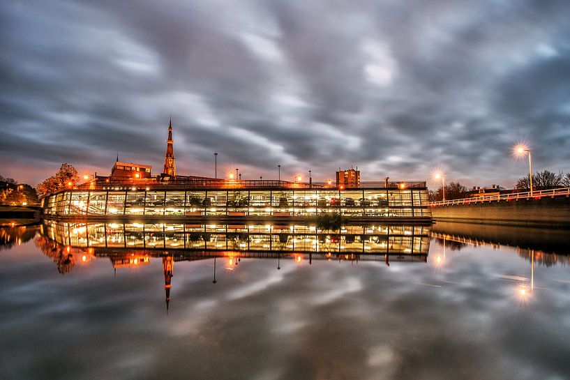 Leeuwarden stadsgracht met Bonifatius kerktoren in het avondlicht  von Harrie Muis