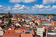 Uitzicht over de daken van de Hanzestad Rostock van Rico Ködder thumbnail