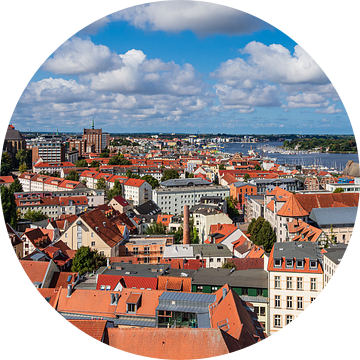 Uitzicht over de daken van de Hanzestad Rostock van Rico Ködder