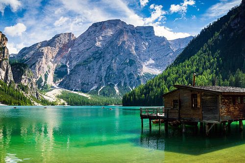 Lac sauvage de Braies dans le Tyrol du Sud