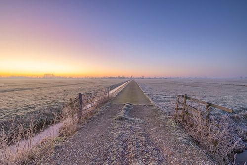 Zonsopkomst op een winterochtend boven een Hollands polderlandsc