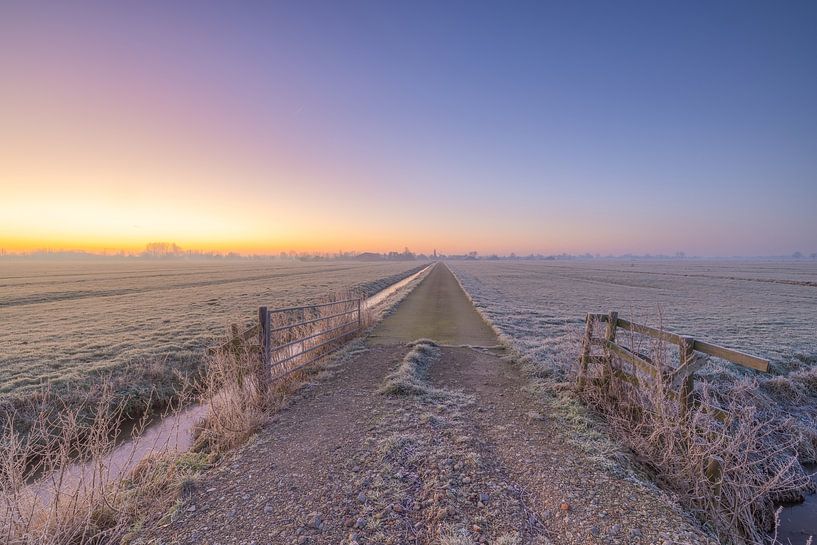 Zonsopkomst op een winterochtend boven een Hollands polderlandsc van Bas Meelker