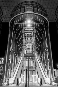 Die Nelson-Mandela-Brücke in Zoetermeer am Abend. von Marcel van den Bos