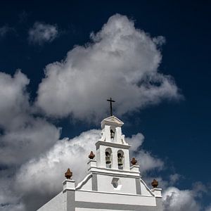 Historische kerkgevel met een contrastrijke wolken lucht.