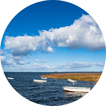 Boats on the Baltic Sea coast in Denmark van Rico Ködder