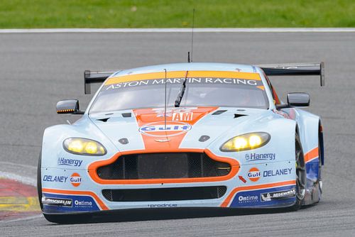 Aston Martin Vantage V8