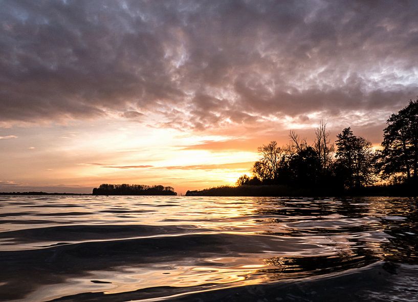 Golfjes op het Veluwemeer in de avond  by Anneriek de Jong