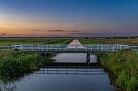 Een brug die bij zonsondergang reflecteert in het water van Martijn Brink thumbnail