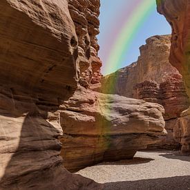 regenboog in de red cani\yon in israel van ChrisWillemsen