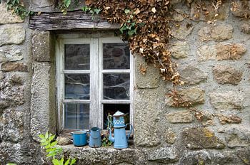 Fenster mit blauen Töpfen