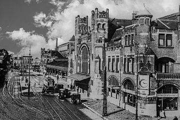 Station met de trambanen ervoor in oud Haarlem .