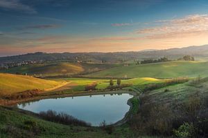 See und sanfte Hügel. Castelfiorentino, Toskana, Italien