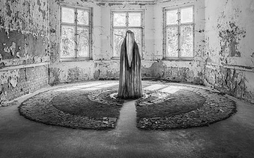 Figur inmitten eines verlassenen Sanatoriums