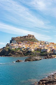 Uitzicht op het prachtige stadje Castelsardo op Sardinië (verticaal) van Just Go Global