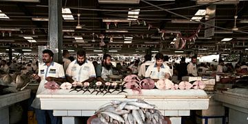 Scènes van de grote vismarkt in Dubai van Tjeerd Kruse