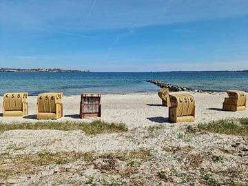 Nombreuses chaises de plage sur les plages de la mer Baltique dans le nord de l'Allemagne par temps 