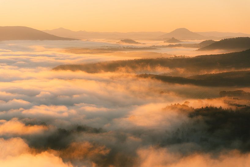 Mer de brouillard au-dessus des collines de la Suisse saxonne par Oliver Preuss
