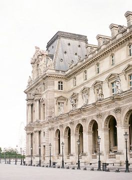 Musée du Louvre à Paris, photo analogique sur Alexandra Vonk