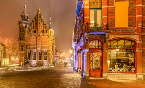 Jugendstil pand met het Oude Stadhuis van Kampen in de Oudestraat