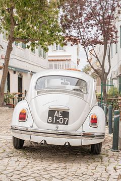 Witte Volkswagen Kever in Cascais - Reisfotografie in Portugal van Henrike Schenk