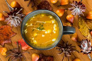Speisekürbissuppe in einer Suppentasse