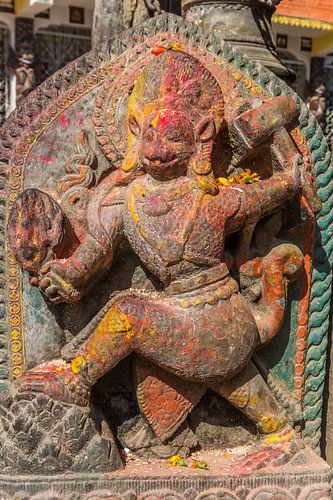 Hindoeistische sculptuur bedekt met kleurpoeder bij de Bagh Bhairab tempel in Kirtipur