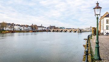 Maastricht - stadgezicht vanaf de Maas sur Henk Verheyen