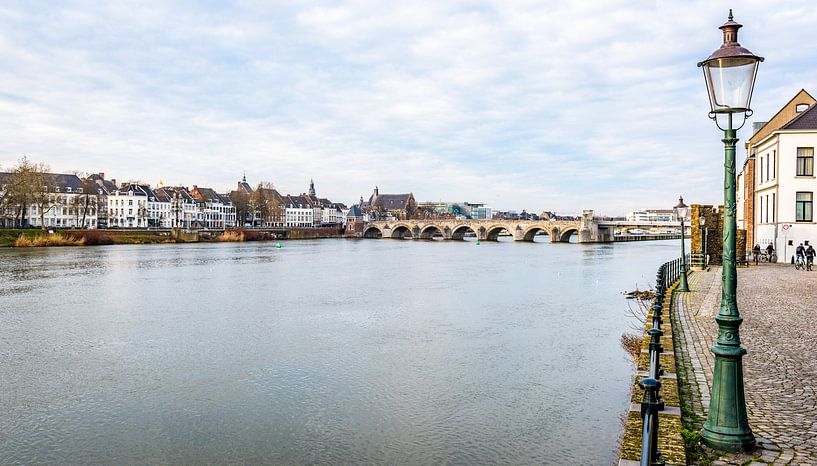 Maastricht - stadgezicht vanaf de Maas van Henk Verheyen