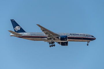 Bare metal Boeing 777 van AeroMexico.