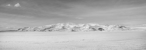 Zilveren Stilte Over Besneeuwde Bergen en een gletsjer in IJsland
