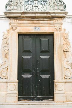 De deuren van Portugal donkergroen nummer 35 van Stefanie de Boer