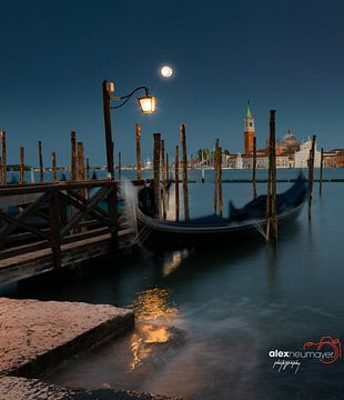 Gondels in Venetië bij volle maan van Alex Neumayer