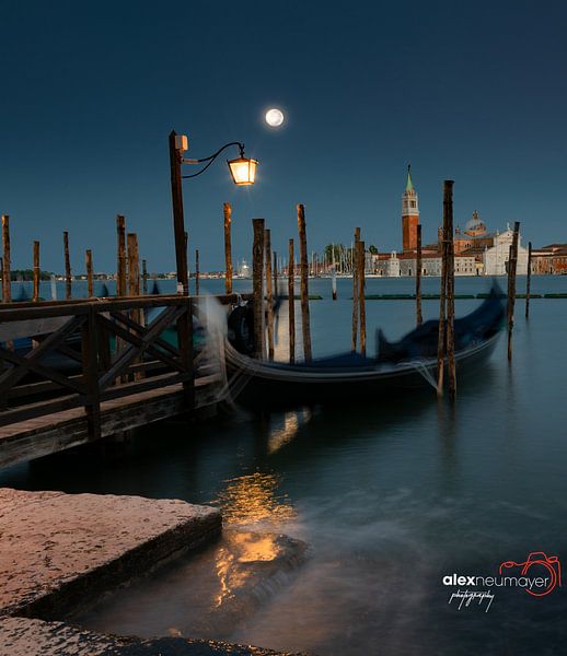Gondeln in Venedig am  Vollmond Abend von Alex Neumayer
