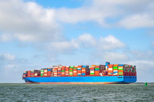 Containerschip verlaat de haven voor open zee