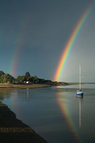 Bateau pris dans un arc-en-ciel