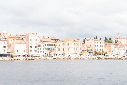 Pastel gevels en zeezicht, Kroatische kuststad Rovinj