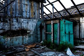 Achter gesloten deuren by Laura Jansen