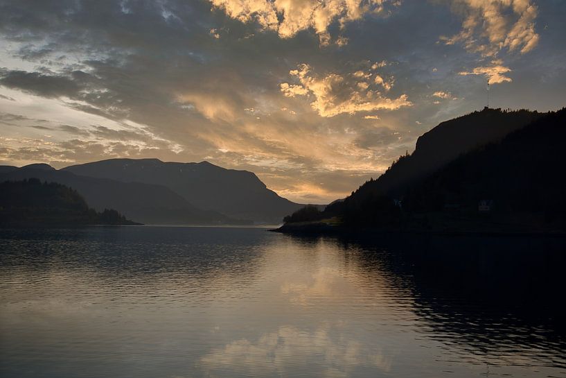 Fjord in Noorwegen bij zonsondergang van Martin Köbsch