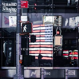 Stadtspiegel - Traffic lights and patriotic reflection at Times Square by Karsten Rahn