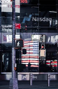 Stadtspiegel - Verkeerslichten en patriottische reflectie op Times Square van Karsten Rahn
