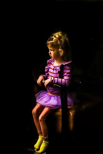 Mädchen auf dem Stuhl