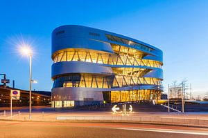 Musée Mercedes-Benz à Stuttgart la nuit sur Werner Dieterich