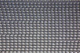 De nombreux bancs dans un stade sur Frank Herrmann