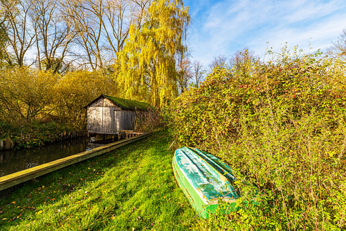 Boot en boothuis aan het Plauer Meer in de stad Plau am See van Rico Ködder