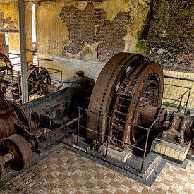 Machine in een oude vervallen fabriek van SRF