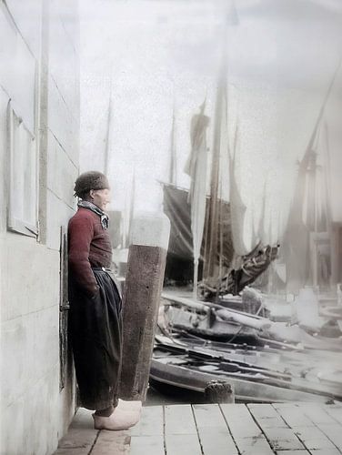 Fischer am Kai, der die Flotte beobachtet 1925