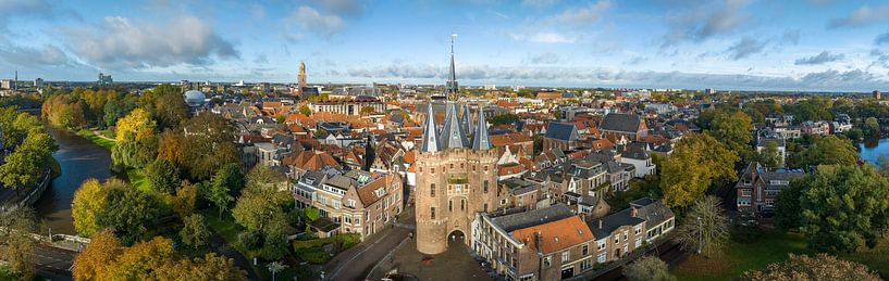 Zwolle luchtfoto met de Sassenpoort tijdens een mooie herfstdag van Sjoerd van der Wal Fotografie