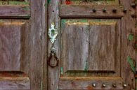 vieille porte en bois patinée par les intempéries par Jürgen Wiesler Aperçu