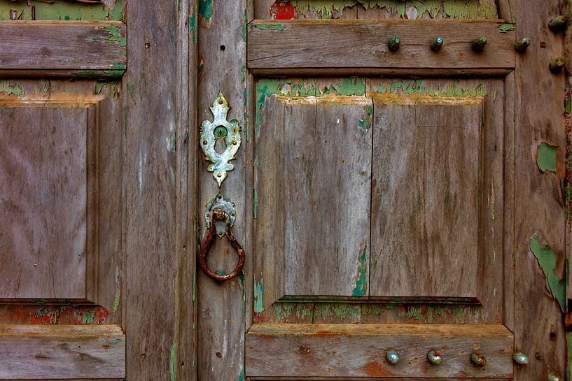 vieille porte en bois patinée par les intempéries par Jürgen Wiesler