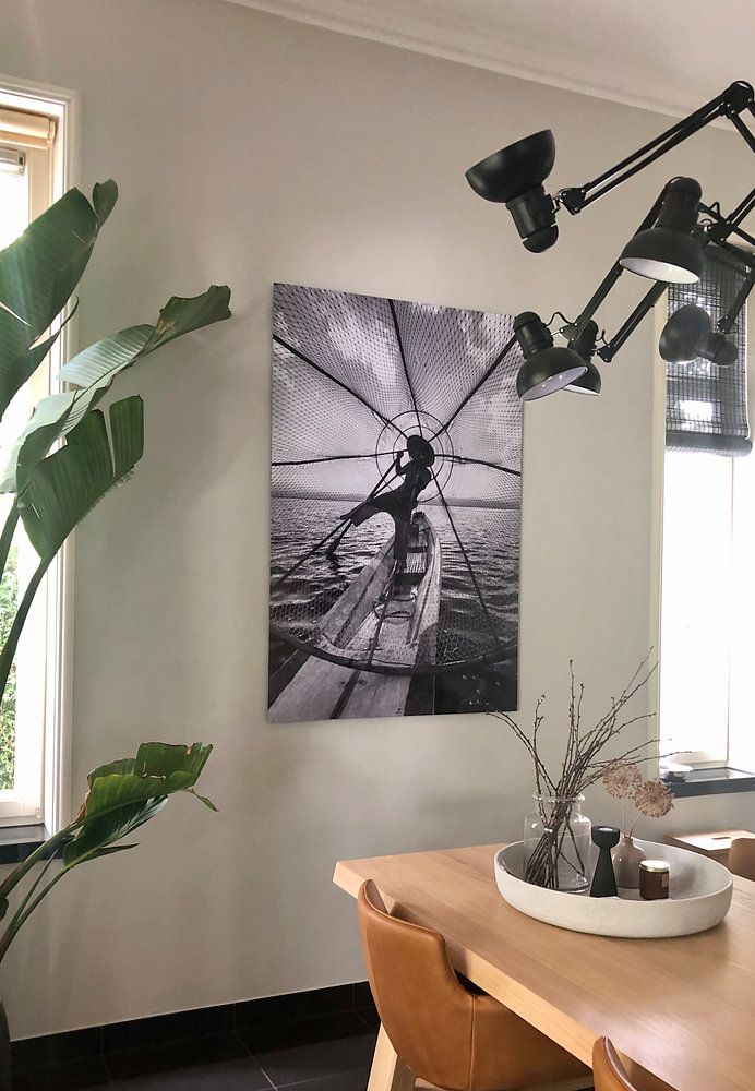 Fischer mit traditionellen Boot auf dem Inle-See in Myanmar  versucht auf altmodische Art und Weise   von Wout Kok 